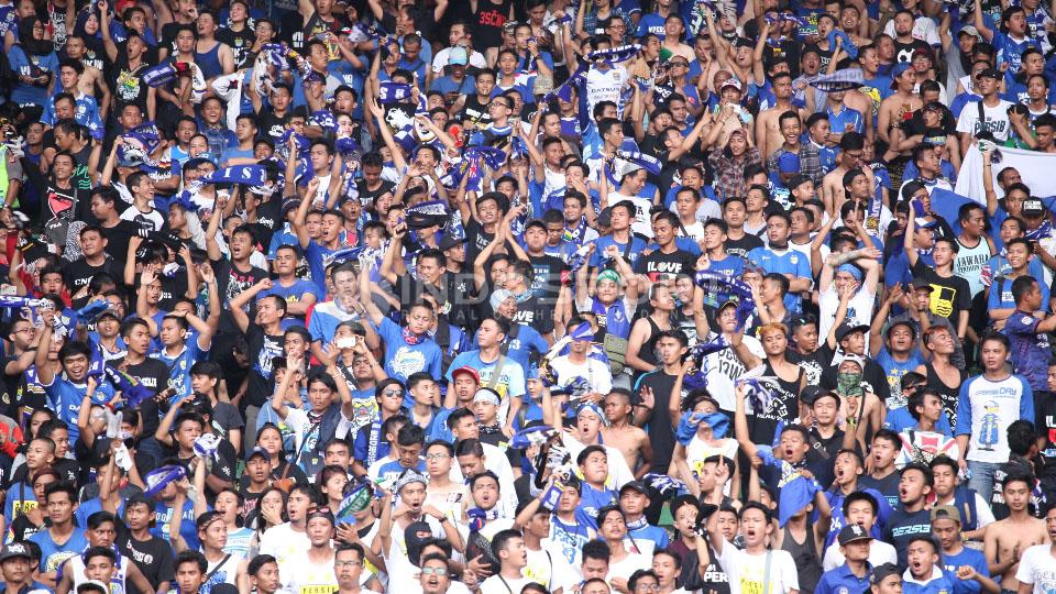Suporter%20Persib%20Bandung%20datang%20ke%20Stadion%20Utama%20Gelora%20Bung%20Karno%2C%20Jakarta%2C%20untuk%20menyaksikan%20final%20Piala%20Bhayangkara%202016.